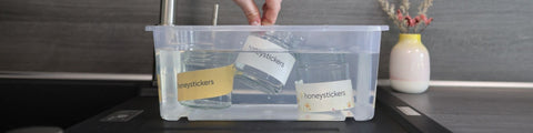 Wasserlösliche Honigetiketten richtig ablösen